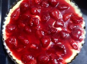 Una foto de Kuchen de frutilla y crema pastelera casera
