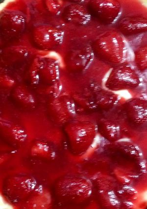 Una foto de Kuchen de frutilla y crema pastelera casera