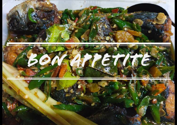 Bahan Menyiapkan Ikan goreng tauco cabe ijo, Enak