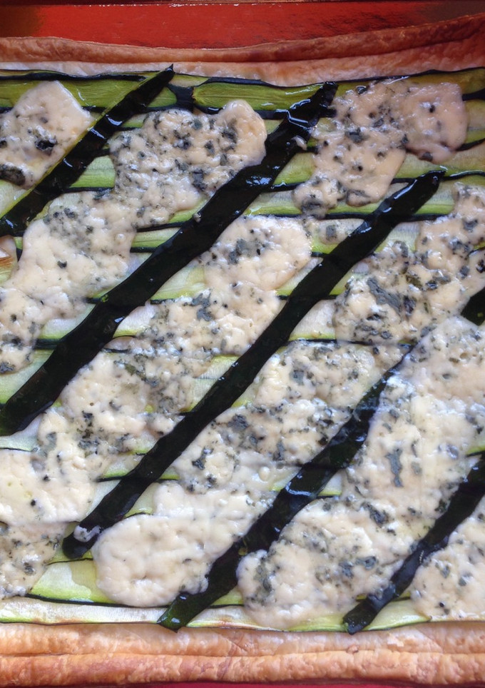 Una foto de Hojaldre con calabacín y queso azul