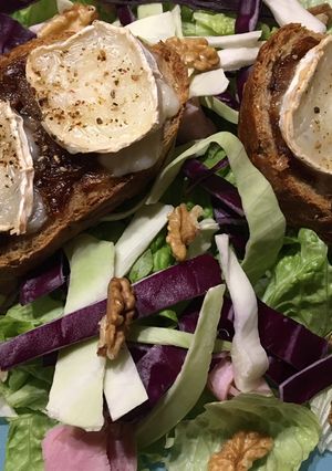 Une photo de Tartines chèvre et confit d’oignon au miel 🍯