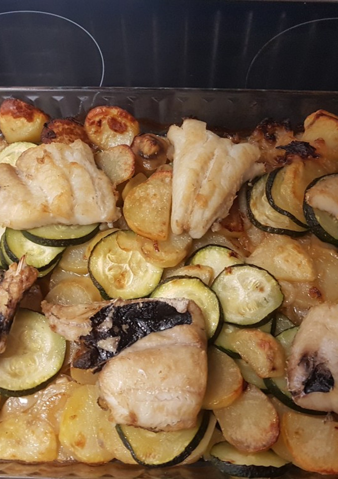 Una foto de Merluza al horno con patatas
