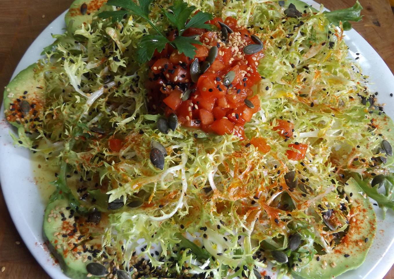 Ensalada de escarola y aguacates con semillas