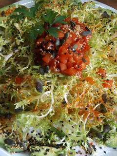 Una foto de Ensalada de escarola y aguacates con semillas