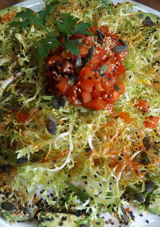 Una foto de Ensalada de escarola y aguacates con semillas