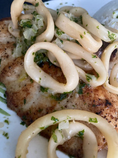 Una foto de Calamares en mantequilla al ajillo