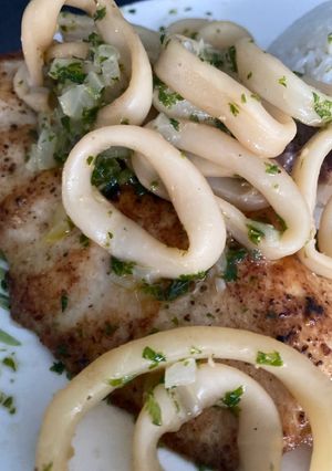 Una foto de Calamares en mantequilla al ajillo