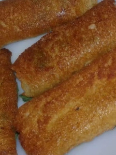 A picture of Tandoori chicken bread rolls.