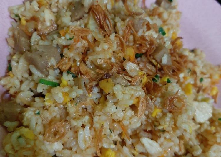 Nasi Goreng Spesial (Telur, daging ayam & bakso)