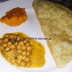 A picture of Halwa puri channay.