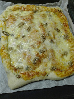 Una foto de Pizza con bordes de queso