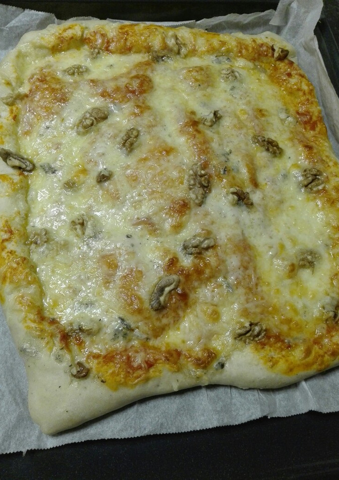 Una foto de Pizza con bordes de queso