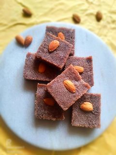 चॉकलेट रवा बर्फी(Chocolate rava barfi recipe in Hindi) रेसिपी मुख्य फोटो