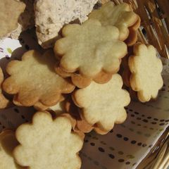 A picture of Rum Raisin Buttercream Sandwich.