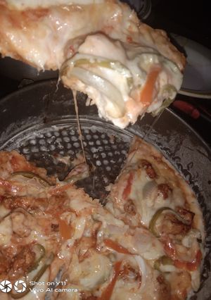 A picture of Chickn tikka pizza.