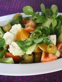 Una foto de Ensalada con canónigos, naranja y queso salado