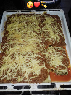 Una foto de Canelones de acelga con salsa boloñesa. 😚