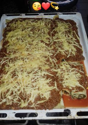 Una foto de Canelones de acelga con salsa boloñesa. 😚