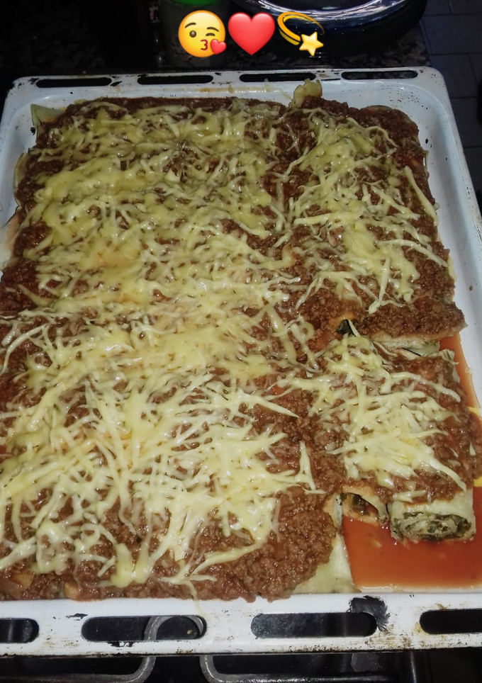 Una foto de Canelones de acelga con salsa boloñesa. 😚