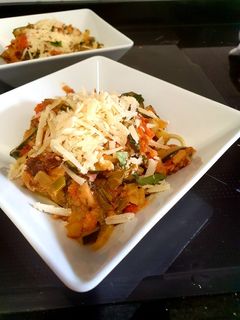 Una foto de Pasta con verduras veraniegas y tahini