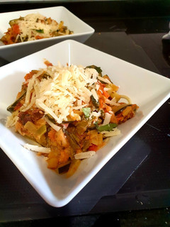 Una foto de Pasta con verduras veraniegas y tahini