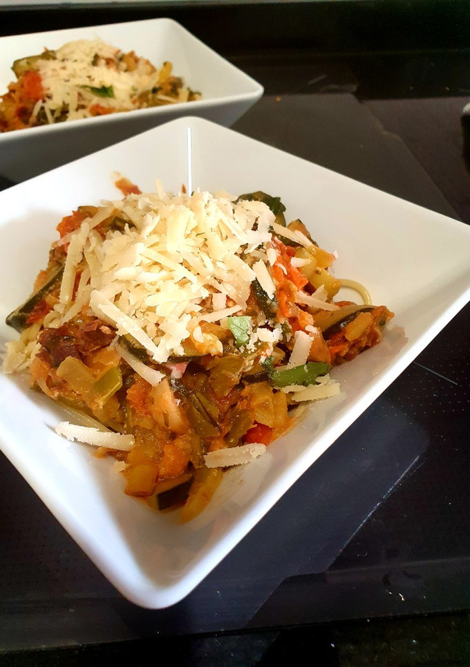 Una foto de Pasta con verduras veraniegas y tahini