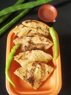 પીળી મકાઈ ના રોટલા (Yellow Makai Rotla Recipe In Gujarati) રેસીપી મુખ્ય ફોટો
