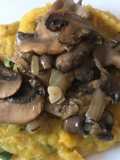Purê de batata doce, abóbora cabotiã e alho poró servido com cogumelo paris