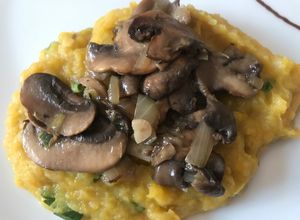 Foto de Purê de batata doce, abóbora cabotiã e alho poró servido com cogumelo paris