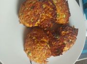 Una foto de croquetas de pollo y zanahoria