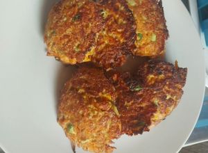 Una foto de Croquetas zanahoria 🥕 y calabacitas...😋😊"Especial de Mamá Mary"