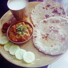 A picture of Eggplant curry with millet roti(Ringadano oro bajra na rotla).