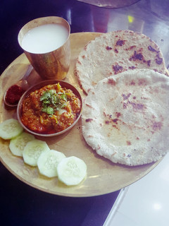 A picture of Eggplant curry with millet roti(Ringadano oro bajra na rotla).