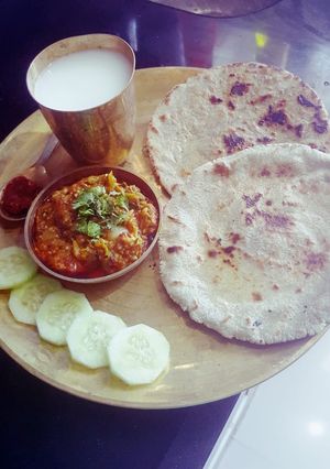 A picture of Eggplant curry with millet roti(Ringadano oro bajra na rotla).