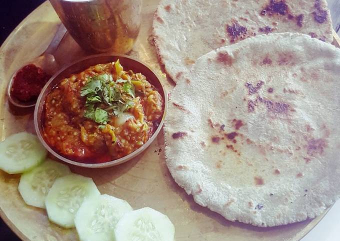 Eggplant curry with millet roti (Ringadano oro bajra na rotla)