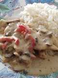 Pollo en salsa de champignones y pimientos
