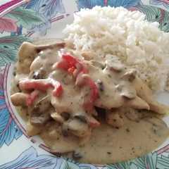 Una foto de Pollo en salsa de champignones y pimientos