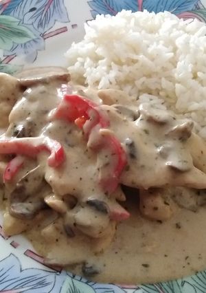 Una foto de Pollo en salsa de champignones y pimientos