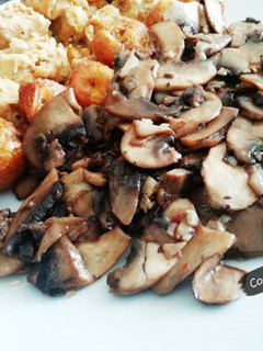 Una foto de Champiñones en vinagre balsámico al ajillo 🍄😋🤤