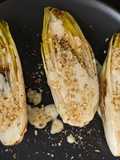 Endivias a la plancha con salsa roquefort saludable