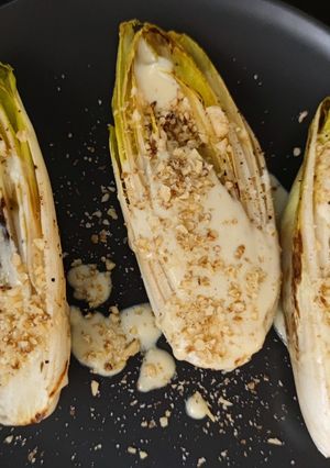 Una foto de Endivias a la plancha con salsa roquefort saludable