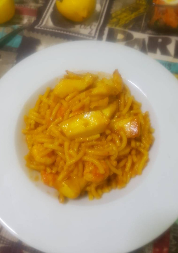 Una foto de Fideos con chocos y langostinos