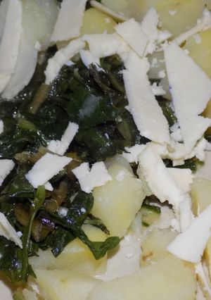 Una foto de Ensalada italiana de achicoria, cubos de papa y láminas de parmesano