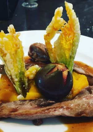 Una foto de Lomo de pato en una salsa de vino, higos asados y puré de zapallo