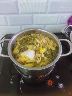 Hình của món Cá chép om dưa.