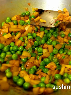 मटर की घुघनी(matar ki ghughni recipe in hindi) रेसिपी मुख्य फोटो