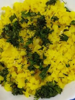 कांदे पोहे (Kande Pohe Recipe In Marathi) रेसिपी चे मुख्य फोटो