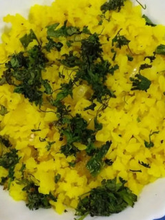 कांदे पोहे (Kande Pohe Recipe In Marathi) रेसिपी चे मुख्य फोटो