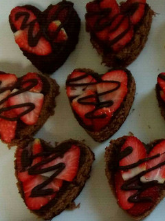Una foto de Pastelitos de chocolate y fresa con forma de corazón