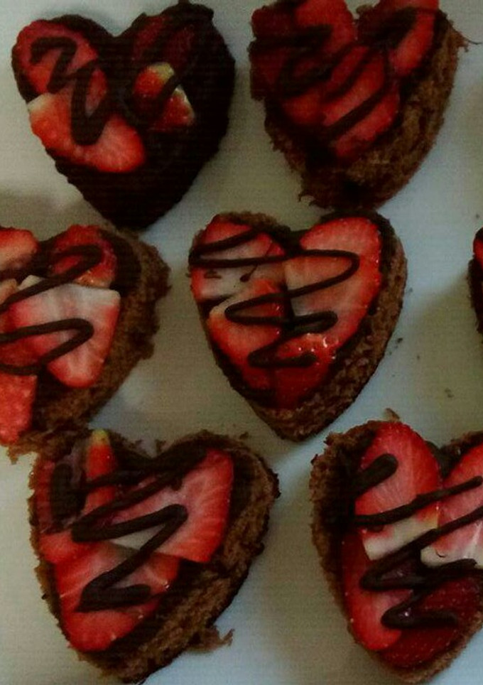 Una foto de Pastelitos de chocolate y fresa con forma de corazón
